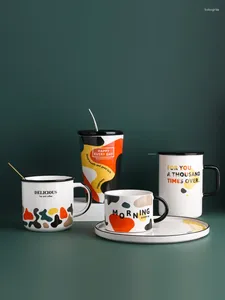 Canecas caneca cerâmica com colher de pão de café copo de café tendência de personalidade inseada na água do escritório