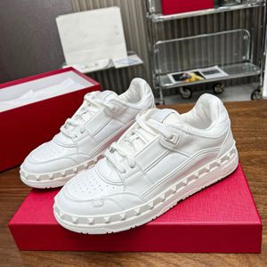Classics Designer Athletic Shoes Women Men Sports skate Shoes Luxury Valentinolies sneakers Running Woman Genuine Leather rivet Trainers 6447
