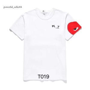 Mode mens play t shirt designer röd hjärtskjorta kommit casual kvinnor skjortor des badge garcons hög quanlity tshirts bomull broderi topp e7 809