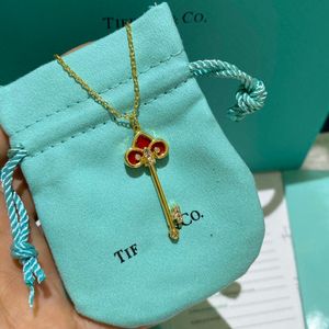 Tiffanyjewelry Luxury Tiffanybead Pendant Halsband Womens Designer Jewelry Fashion Street Classic Ladies Key Necklace Holiday Gifts Wizn {Category}
