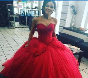 Fashionabla Red Lace Quinceanera -klänningar 2019 Ny stil älsklingsapplikationer som säljer röd bollklänning sexiga 16 klänningar6906130