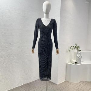 Casual klänningar svarta högkvalitativa diamanter pressade långärmad bodycon tight veck kvinnor fest midi klänning