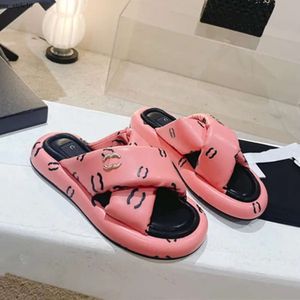 Chanells Schuhdesignerschuhe Frauenkanal Strand Outdoor Weiche Sohle 2C Flip-Flops Flat unten Paris Brand Schuhe Hawaiian Style Summer Beach Sandal 574