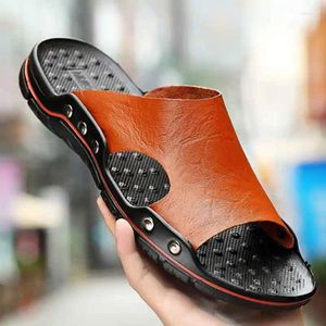 Pantofole per uomini estivi scivoli sandali morbidi slittano slittanti semplicità scarpe da lettere ultra leggera Sleepers chaussures homme luxe