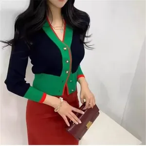 Magliette da donna Corea Brand Abiti di moda Maglie a maniche lunghe Elegante Stripe a V Slim Slim Luxury Female Short Knitting Top Magliette