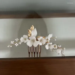 Hårklipp handgjorda vit keramiska blommor bruden liten kam utsökta pärlor vinrankor guld färg blad headpiece bröllop tillbehör för kvinnor