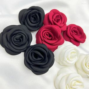 装飾的な花10pcs 6cm高品質の手作り燃えたエッジファブリックバラの花Diyヘアクリップネックレスウェディングブローチ衣類帽子装飾