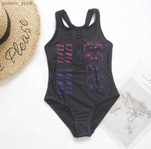 Pieces de uma cadeia sólida deco crianças garotas garotas marca de maiô Hotsale One Piece Swimswear Summer praia criança terno de natação Monokini y240412