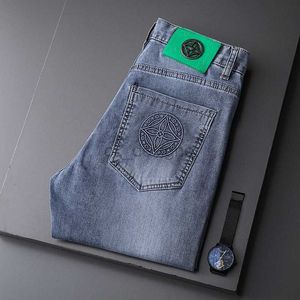 Mäns jeans designer high end vår/sommar ny ljus färg broderad vatten gröna jeans mäns elastiska smala passar små fötter byxor mäns trendiga märke byxor