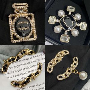 Pins Broschen Designer Brosche Pin Broschen Pins Brandbrief Frauen goldplattiert Sier Charm Kleid Broschen heiraten Hochzeitsfeier Geschenk Accessorie Y240327