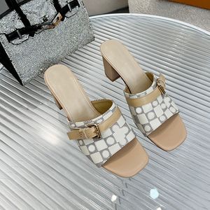 Slipper Women's Women's High Hate Sandals Роскошные дизайнерские дизайнерские кожаные женские сандалии летние пляжные тапочки кусочки каблуки и плоские тапочки высшие качества обувь