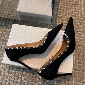 Designer de moda clássica Mulheres vestidos sapatos de salto alto espelho de qualidade rebite de luxo de 9 cm sapatos de salto alto bombas de couro com pacote completo