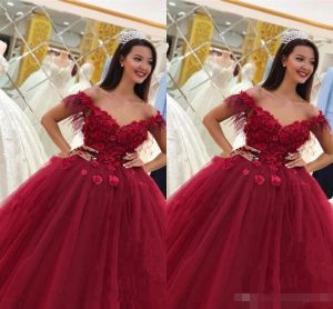 Quinceanera rosso scuro vestiti da spalline piuma con perle perle perle Fiori fatti a mano Sweet 16 Birthday Ball Ball Abito su misura.