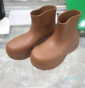 Projektant krótkie buty Buty Casual Candy Color Rainboots 2021 PVC Nagie zielone kobiety Kałuży Wodoodporne platforma gumowe mokasyny Kobiety 3568639