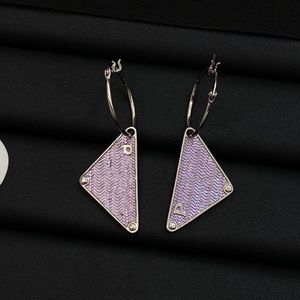 Triângulo de cor roxa Princos de letra Brincos de cartas Mulheres Brincos de designer de luxo de luxo Acessórios de jóias de moda de moda original para presentes de senhora