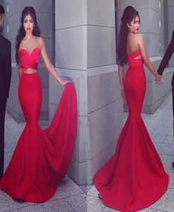 Vestidos de noite de sereia vermelha sexy 2017 Ruffles sem alças cortes de cintura vestidos de baile de cetim Disse Mhamad Formal Party Dress3798523
