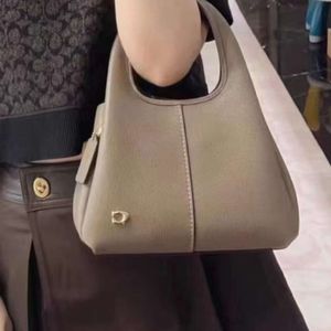 Дизайнер сумочек продает пакеты с брендом горячих женщин со скидкой на 55%.