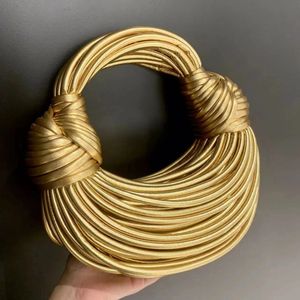 Bolsas para mulheres Marca de designer de luxo de ouro, bolsas de macarrão tecida à mão corda de corda com o bobo de prata