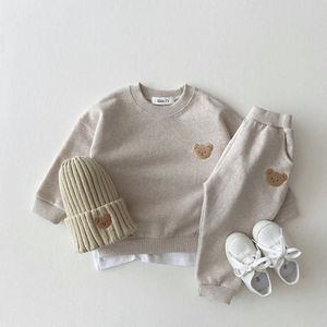 ファッション幼児の男の子の女の子の女の子の服セット服セットキッズスポーツベアスウェットシャツパンツ2PCSスーツ服240410