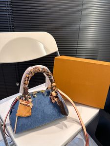 حقيبة سلسلة مصمم الكتف النسائية والرجال حقيبة عالية الجودة محفظة حقيبة قطرية ، حقيبة جميلة ، الحجم: 23 سم*13 سم.
