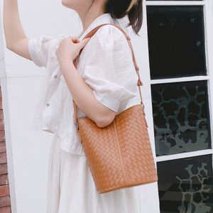 Layer Head Sheepskin Handmade Woven Bucket Bag 2024 Niche High-end Commuting Single Shoulder Handbag for Women