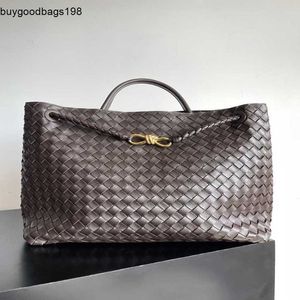 Andiamos Bags Bottegvenetas Bolsas Tecidas Bolsa feminina ANDIAMO GRANDE FUNFELHA DE METAL GRANDE 35 cm Original One One Omber carregando Crossbody