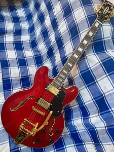 Piki wysyłają w 3 dni niestandardowy sklep Tiger Maple Top 335 Red Finish Guitar Electric Guitar z Bigsby Tremolo