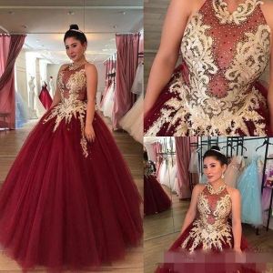 Burgundy Quinceanera Abiti senza maniche Tulle Gold Applique CORTE ILLUSE ILLUSI