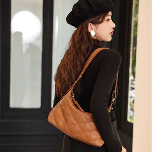 Cowhide Lingge Bag 2024 Autumn/Winter Commuter Fashion Soft Leather Dumpling Onder Arm Arm for Women