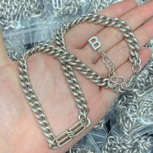 Neue klassische Mode -Anhänger -Halskette für Frauen elegantes Blatt Medaillon Halskette hochwertiger Choker -Ketten Designer Hochzeitsfeier Geschenk