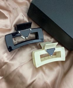 Mode schwarze weiße Dreieck Designer klemmen große Haarnadel -Schrubben -Kunststoff -Haarklauen für Frauen Barrettes schnitzen Krabben Acc4553018