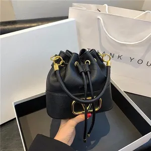 mini kova çanta tasarımcısı crossbody çanta brawstring kadın omuz çantaları pzt tresor bayan tote dokuma yumuşak nappa deri sap nakış hanbdag imza zinciri