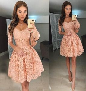 2022 Elegant Coral Lace Short Cocktail Prom Dresses Half Sleeves Illusion Scoop Neck A line Pleated Homecoming Party Evening Dress2849891