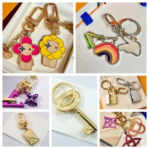 Designer Keychain Women V Letters Designers Keychain Wallet Top Llavero Car Key Chain Men Buckle Jewelry Flower Lock Keyring Keychains Lanyards
