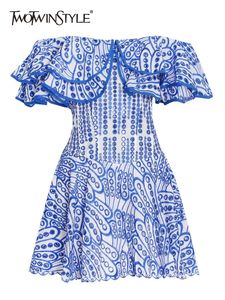Twotwinstyle klippt ut miniklänning för kvinnor snedstreck kort ärm hög midja solida minimalistisk klänningar kvinnliga sommarkläder 240409