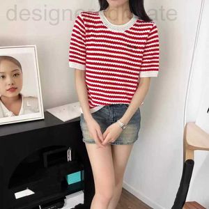 Kvinnors stickor Tees Designer 2024 Spring/Summer New Round Neck Pullover Embroidered Contrast Stripe Hollow Out Fashion Mångsidig lös stickad kortärmad topp SVJE