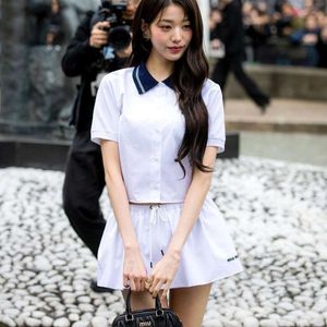 Kvinnors kostymer Blazers MM Family 24SS Zhang Yuanying samma randiga Polo Neck Shirt+veckad kjol modeuppsättning