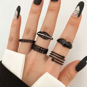 New Peach Heart Joint Women's 5-piece Set with A Design Sense of Small and Unique Creative Hollow Black Geometric Chain Ring