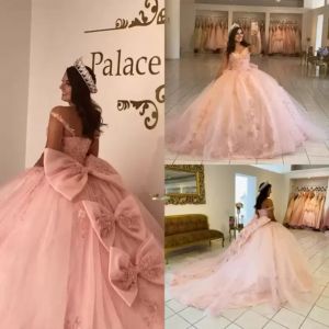 2024 Abiti di quinceanera rosa chiaro in pizzo Applique Ruffles con perline di spaghetti Calco di fiocco corsetto indietro Tulle fatto su misura Sweet 15 16 Abito da sfera da concorso principessa Princess