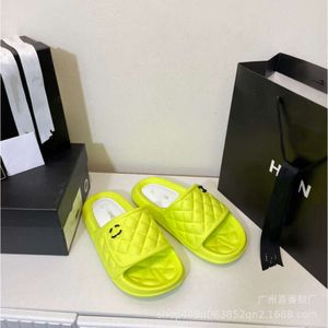 Designer de 24SS Chanells Channelshoes Sapato Xiaoxiangjia bolha de ar One Word Slippers 2024 Primavera/verão Novo casal de lingge casal de mobília