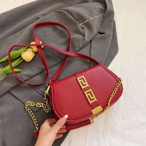 Tasarımcı retro eyer çanta moda omuz çantası kadınlar için klasik mizaç üst düzey akşam çantası dokusu düz renk zincir çanta diyagonal crossbody çanta