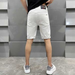 Designer di jeans maschile khmer in denim in denim in bianco e nero pantaloni casual e versatili da uomo con bordi arrotolati pantaloni a due pezzi Tre sostituzioni standard