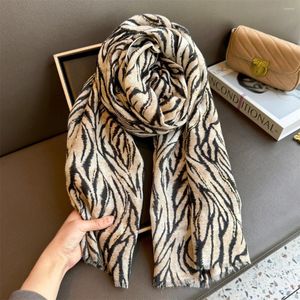 Lenços da Europa e dos Estados Unidos Fashion Cotton Linen Sconse Soft Zebra Seção fina de Grãos Externos Take Shawl Ms. Head