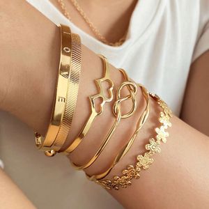 Lettera d'oro amore con 6 braccialetti di bracciale in lega di fiori intagliati infiniti