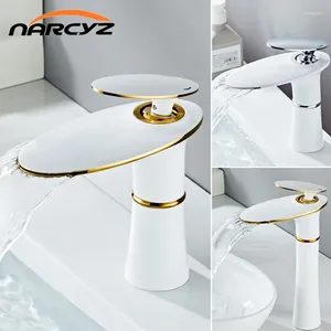 Zlew łazienkowy krany Lekkie luksusowe kreatywne mosiężne białe z złotym kranem wodospadowym i zimnym myciem ręcznym GLY-5150