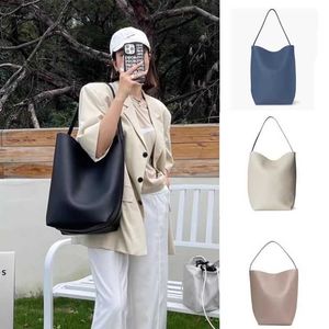 The Row Bag Genuine Leather One Shoulder Handheld High Capacity and Premium Feel Small Group Litchi Pattern Cowhide Commuting Bucket Bag for Women 240415
