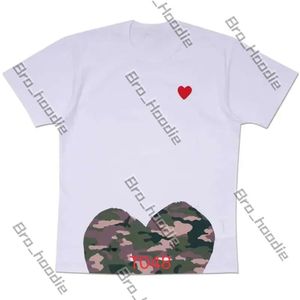 2024 Fashion Mens Play T Shirt Garcons Designer Shirts Red Commes Heart Casual Womens des Badge Graphic Tee Heart Behind Letter On Chest CDG Kort ärm HS 324