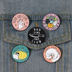 Alltid Sleeping Club Emalj Pins Anpassade roliga bra barn Bad Girl Art Brooches Lapel Badges Cats smycken gåva till barnvänner