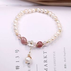 Koreansk version av Wind Freshwater Pearl Strawberry Crystal Armband, minimalistisk handdekoration, bästa vänarmband