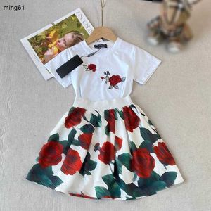 Бренд детские спортивные костюмы Summer Girls Dress Comse Детская дизайнерская одежда Размер 100-150 см красная футболка с цветочным принтом и юбка 24 апреля